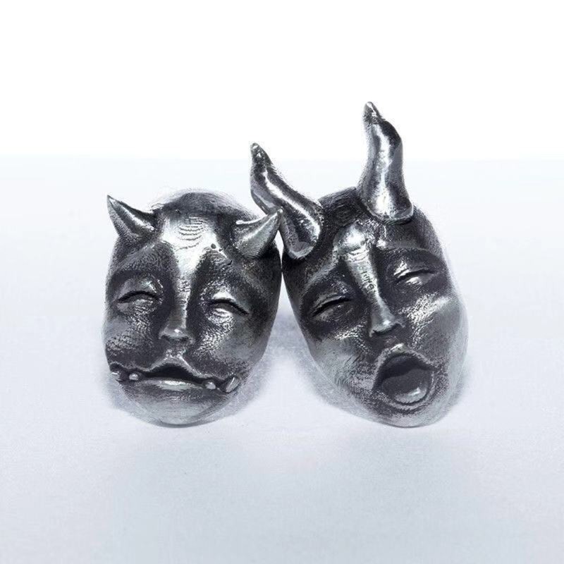 Khuyên tai hình mặt tiểu quỷ phong cách Gothic cá tính độc đáo