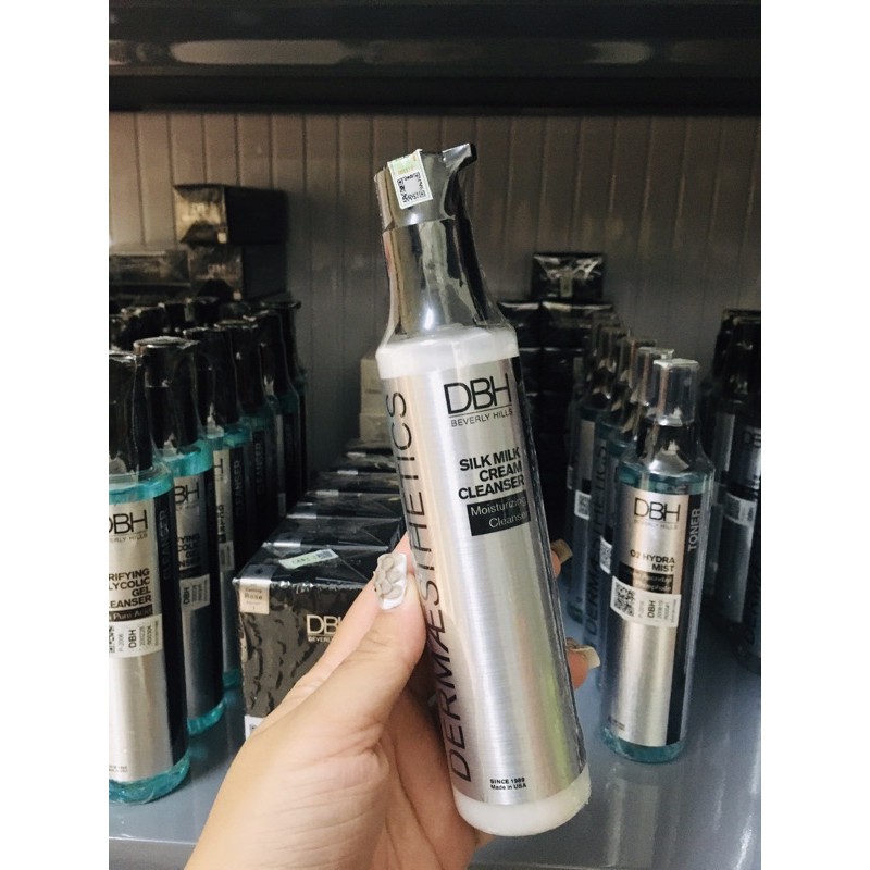 Sữa rửa mặt giữ ẩm , làm dịu da DBH Milk Cream Cleanser 177ml