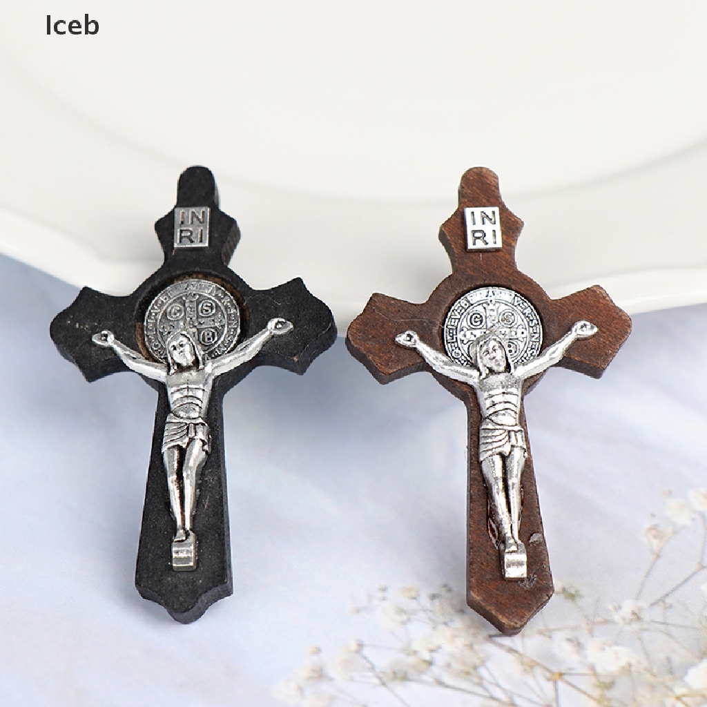 Mặt trang sức hình thánh giá bằng gỗ