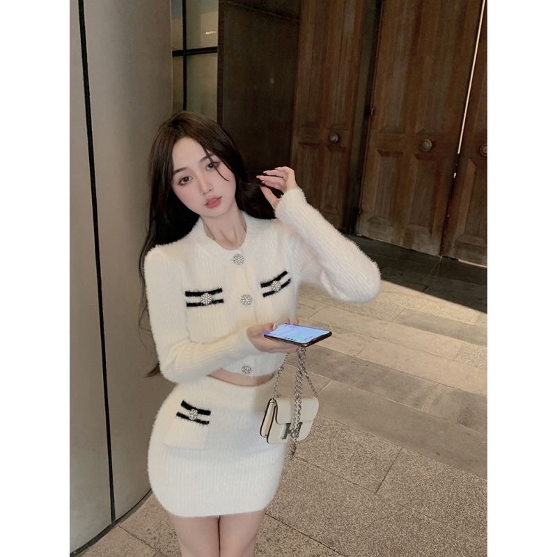 Áo khoác len cardigan + chân váy ôm body