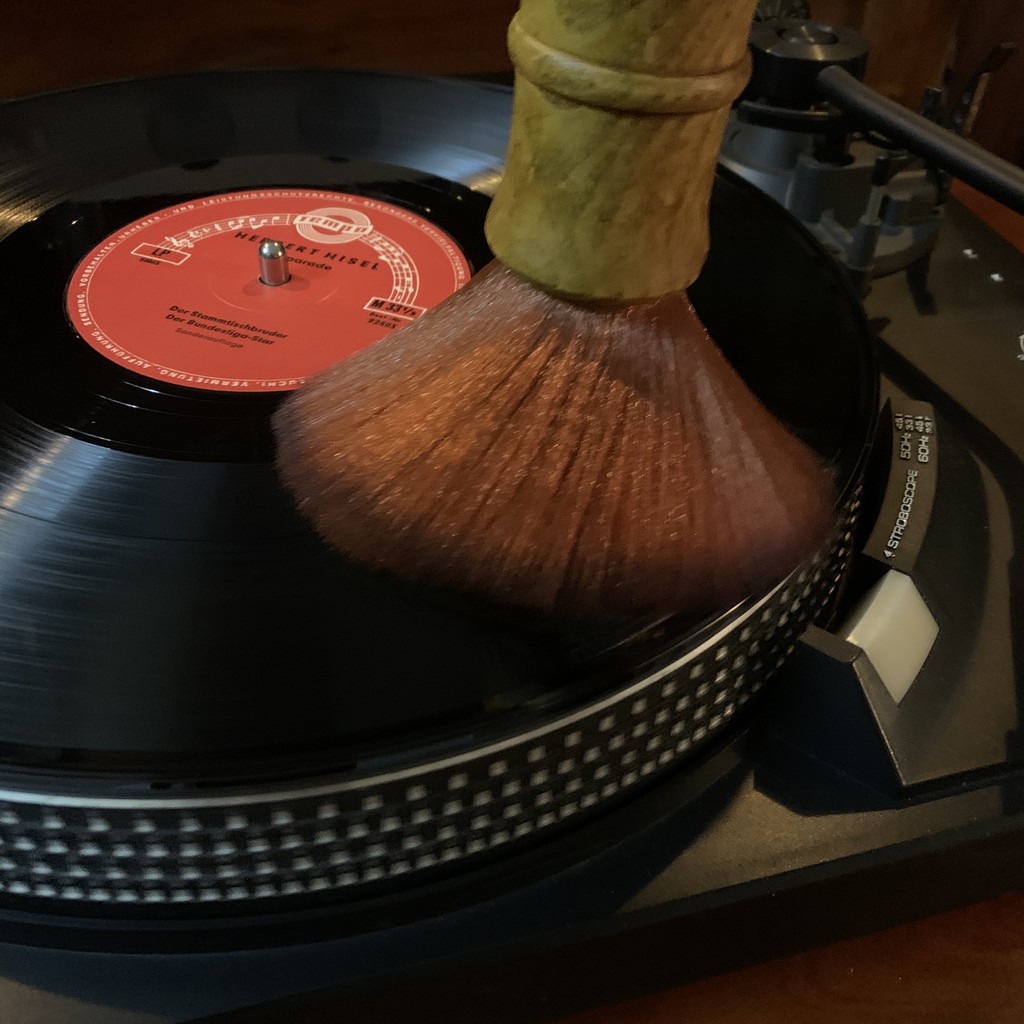Cọ vệ sinh đĩa than LP đĩa Vinyl Có tính KHỬ TỪ cao , sợi lông mềm mịn quét sạch bụi trong bề mặt đĩa không gây hại LP