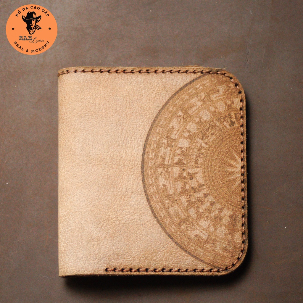Ví nam da bò trống đồng vân hạt màu nâu sáng dáng đứng - RAM Leather