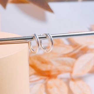 1 chiếc khuyên tai bạc tròn đính đá