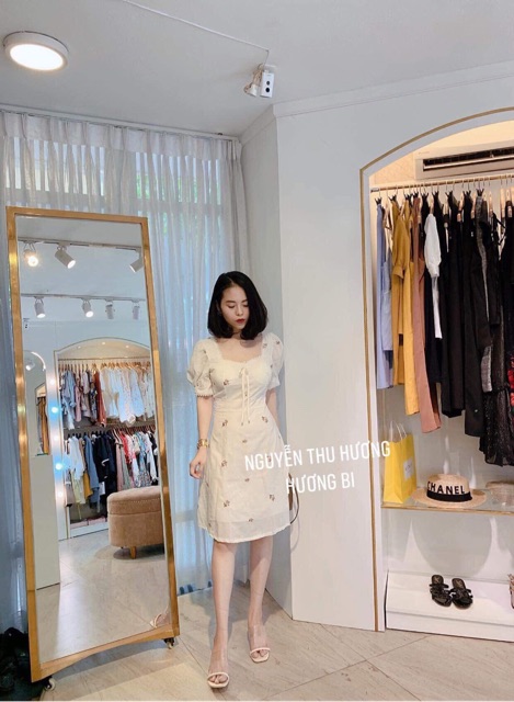 Vấy thêu hoa cổ vuông viền ren có cúp