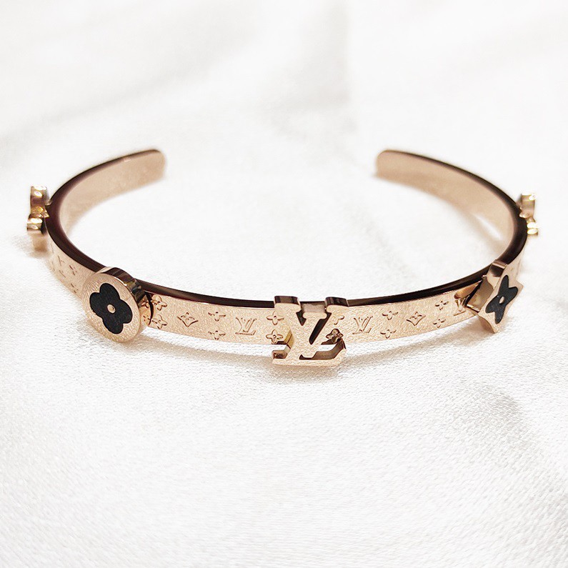 Vòng Tay Cuff Hoa Văn Titan Ko Đen TT 3763