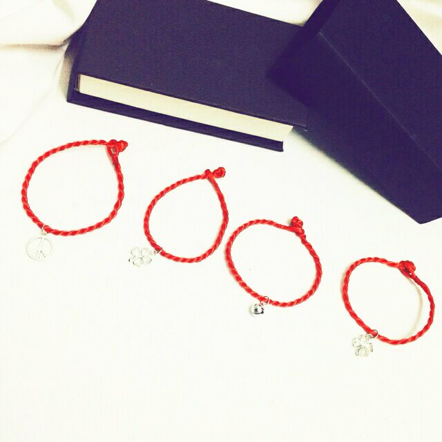 Vòng đeo tay may mắn chỉ đỏ