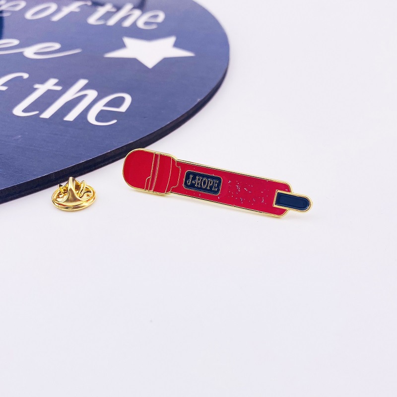 Ghim Cài Áo Hình Micro Của BTS