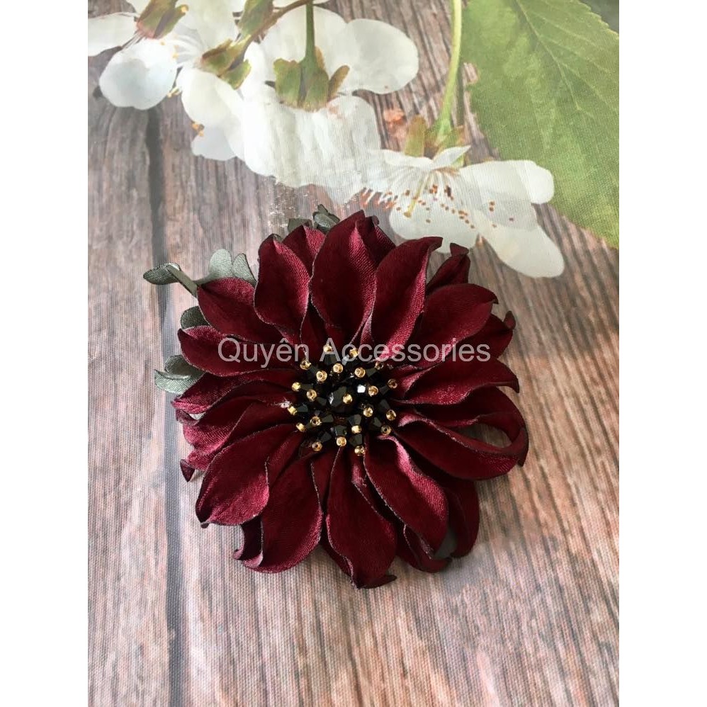 Hoa cài áo đính đá