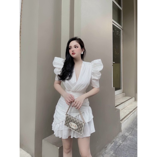 Đầm trắng đen cổ đắp chéo chân bèo tay bồng