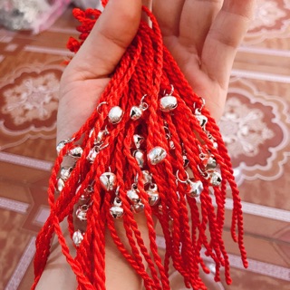 Vòng tay chỉ đỏ may mắn gắn chuông