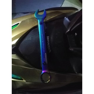 Cờ lê titan gắn làm bảng tên tất cả dòng xe