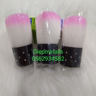Chổi phủi bụi móng sau khi mài dũa