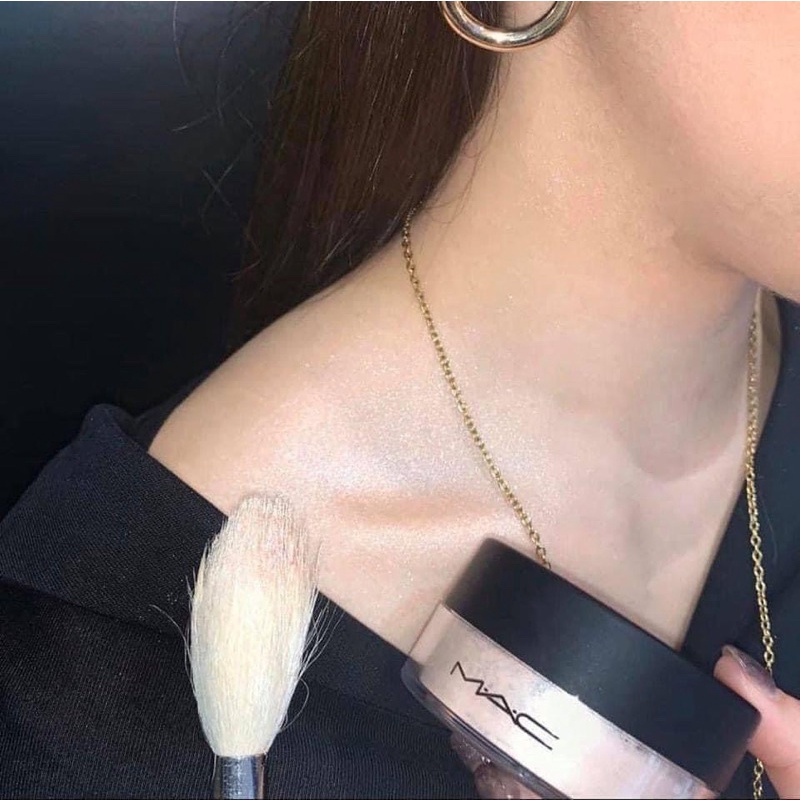 Phấn phủ ánh nhũ MAC Silver Dusk