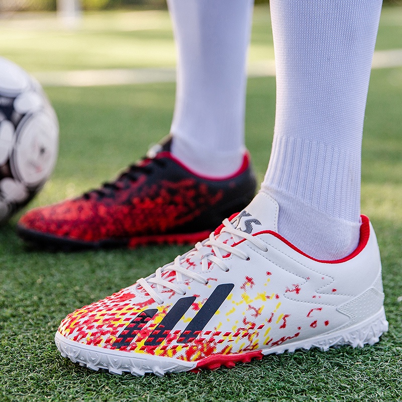 【Tặng tất bóng đá miễn phí】Giày đá bóng nam / nữ ngoài trời vải PU, đế cao su, chống trơn trượt, thấm sốc, bền, mềm và không thấm nước Size 35-46
