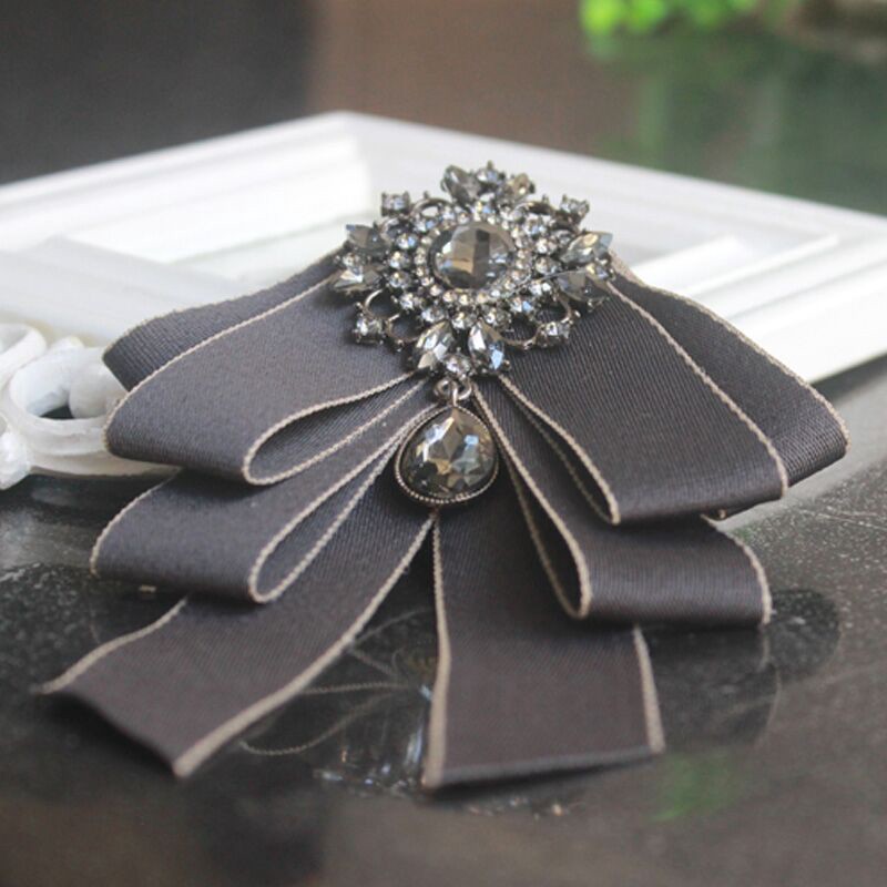 Nơ đeo cổ áo hoạ tiết hoa đính đá thanh lịch