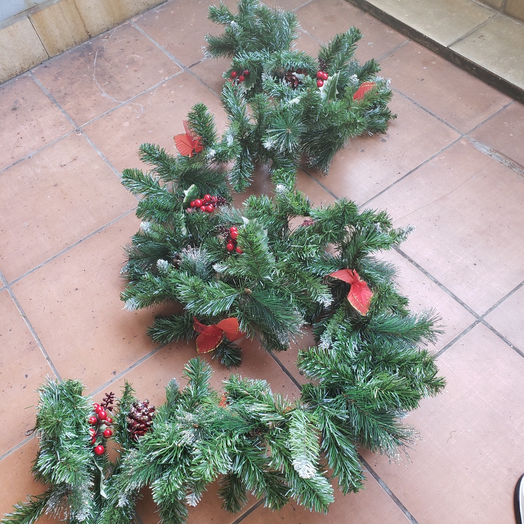 Sợi lá thông trang trí noel giáng sinh 2m7 có quả thông noel trang trí tường, cửa sổ, cửa ra vào, phòng ngủ, phòng khách