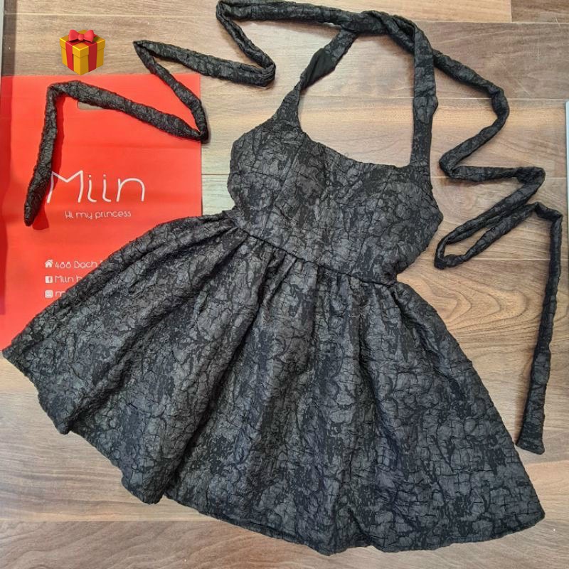 Đầm gấm yếm cột cổ hở lưng dáng xòe cực sexy , chất gấm dày dặn mềm mát