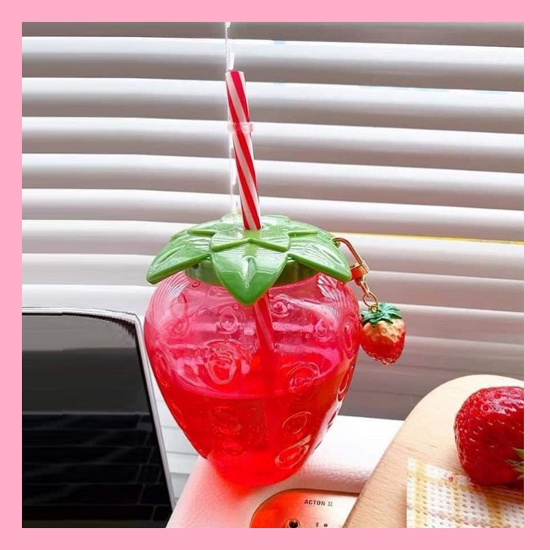 Bình Cốc Đựng Nước Hình Quả Dâu Tây Cute Dễ Thương Chịu Nhiệt Tốt Dung Tích 500ml Tặng Kèm Móc Hình Trái Dâu Và Ống Hút