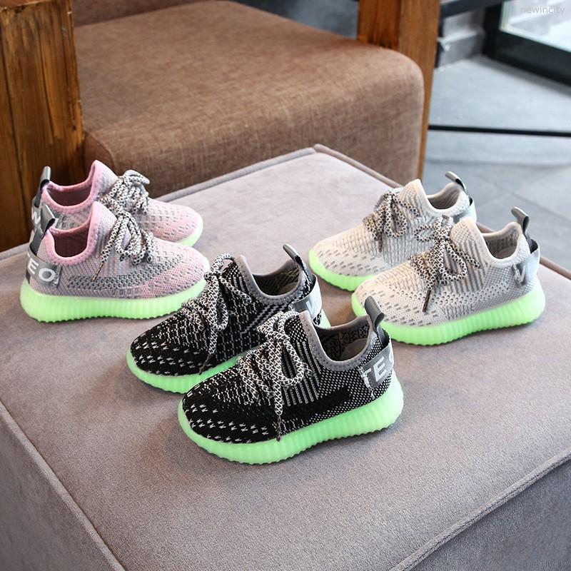 Giày đế mềm chống trượt có đèn phát sáng cho bé