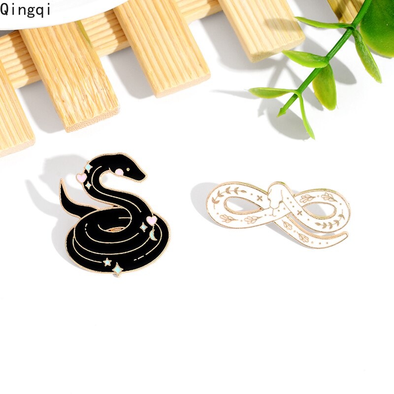 Ghim cài áo MISS ZOE hình rắn màu trắng/ đen phong cách gothic