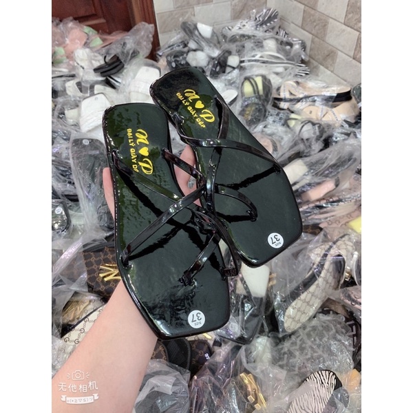dép dây chéo đầu vuông nền bóng bao bền đẹp. nắng mưa đều mang được. cam kết như hình. ( hình tự chụp )