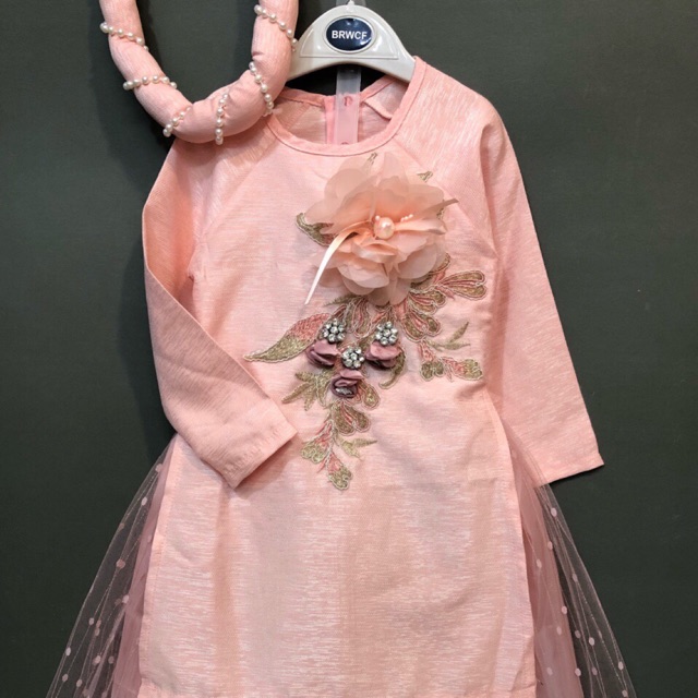 Áo dài gấm đính hoa