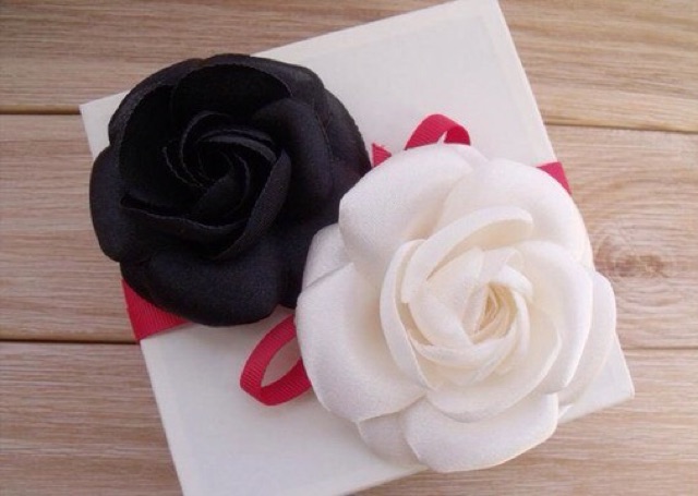 Hoa hồng vải cài áo thiết kế