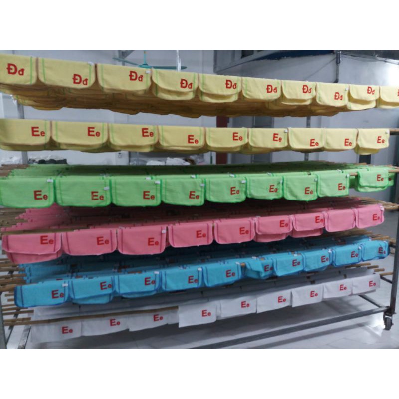 KHĂN MẦM NON SẴN MÓC TREO TIỆN LỢI + TẶNG KÈM DECAL DÁN CA CỐC