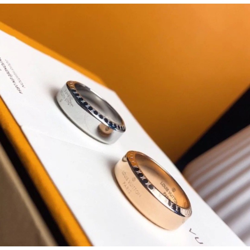 Lv Nhẫn Thép Titan 18K + Khắc Chữ Presbyopia Độc Đáo | Áo Khoác Thời Trang Trẻ Trung Cá Tính