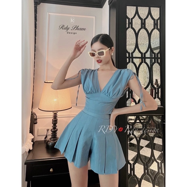 Set áo cổ V + chân váy xếp ly