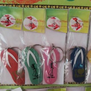 Móc khóa gỗ hình chiếc dép