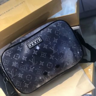 Túi Lv alpha messenger unisex