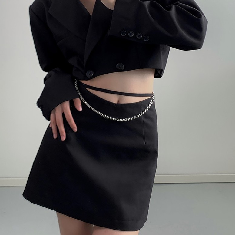 Chân váy nữ Kaylar Skirt màu đen dáng ngắn, chất liệu dày dặn, kèm dây xích - Uni By Heart | BigBuy360 - bigbuy360.vn