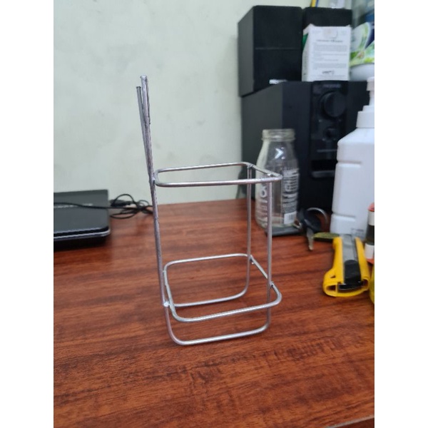 Giá treo nước rửa tay 500ml chai vuông gắn tường