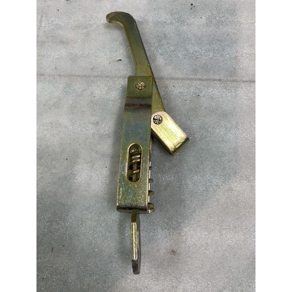 1 khoá thùng,dùng làm thùng xe ba bánh,xe ba gác