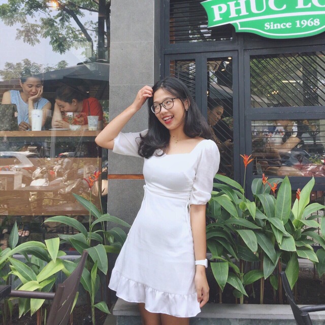Đầm trắng chân bèo đan dây eo
