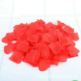 Cánh hoa hồng lụa trang trí