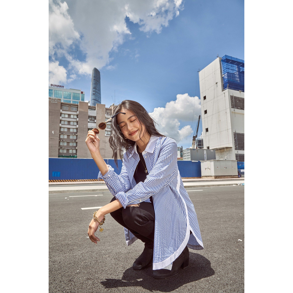 TheBlueTshirt - Modern Arc Oversized Shirt - Áo sơ mi kiểu nữ sọc xanh viền trắng