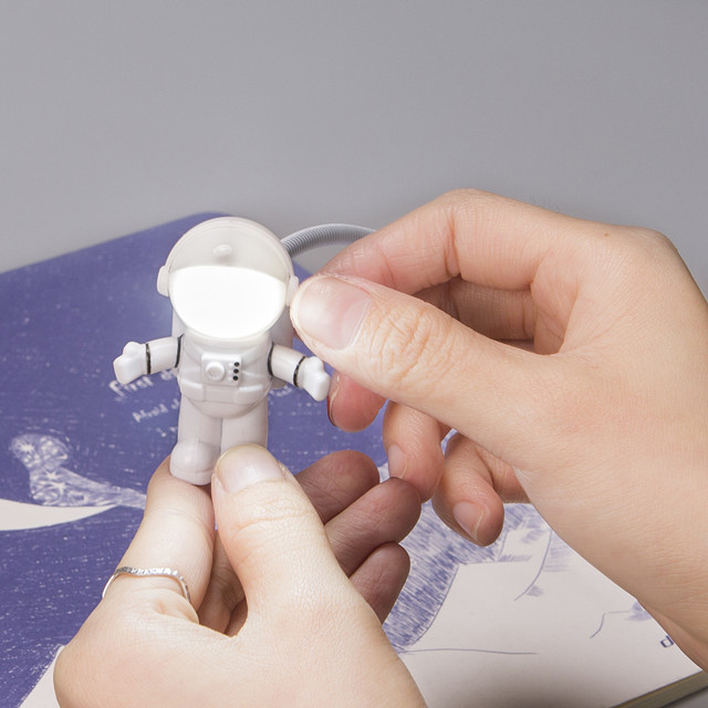 Đèn Đọc Sách Mini Hình Phi Hành Gia Sáng Tạo Độc Đáo