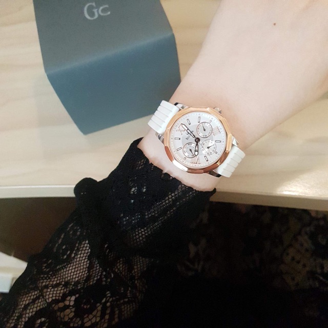 Đồng hồ nữ Bulova 98n101 dây Silicons mềm trắng khoẻ khoắn, trẻ trung