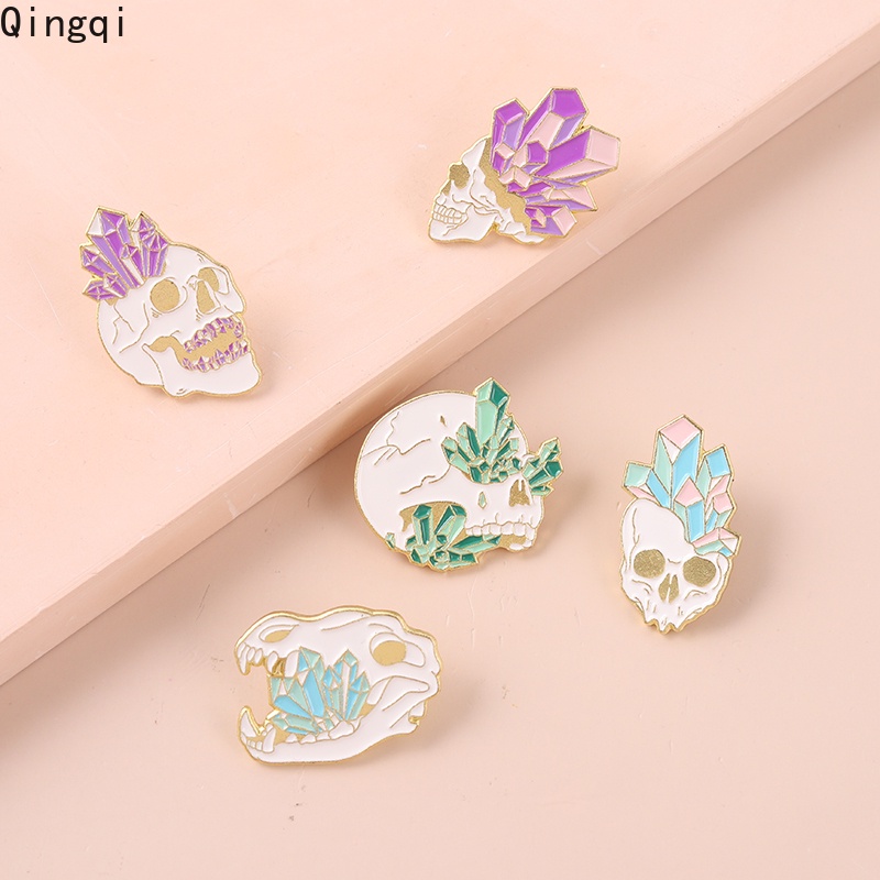 Trâm cài áo Miss Zoe hình đầu lâu hoạt hình đính pha lê nhiều màu phong cách gothic punk dùng làm quà tặng cho bạn bè