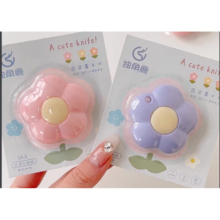 Dao rọc giấy mini dao cắt giấy cute bỏ túi tiện lợi có nút bấm an toàn hình bông hoa 3 màu dễ thương