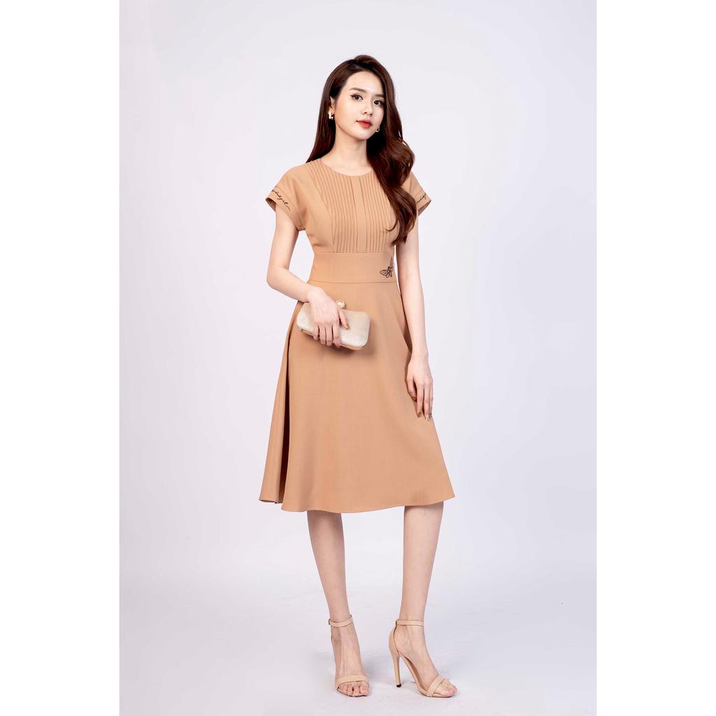 Đầm dáng xòe, cổ tròn, xếp ly ngực, thêu con ve MMOutfit M-DA061021312