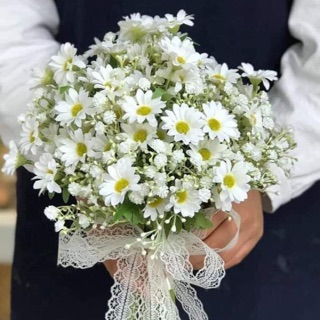 Bó hoa cưới cầm tay cô dâu Cúc Hoạ My