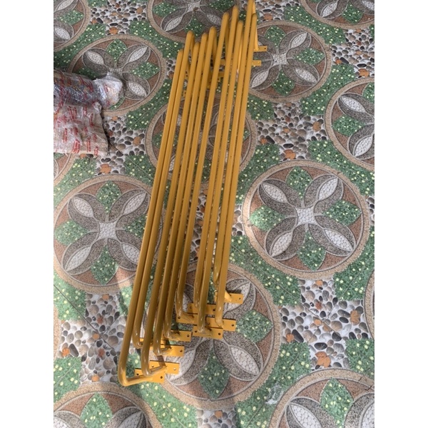 tay U treo quần áo màu vàng ( kèm vít tắc kê )