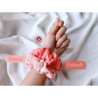 Scrunchies (vòng đeo tay cột tóc)