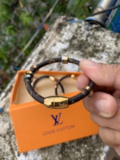 Vòng đeo tay LV 04
