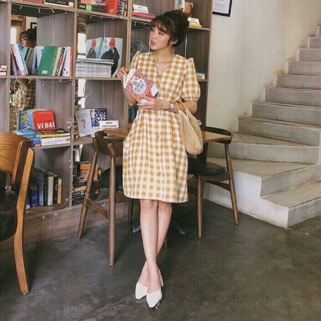 Váy kẻ cài khuy