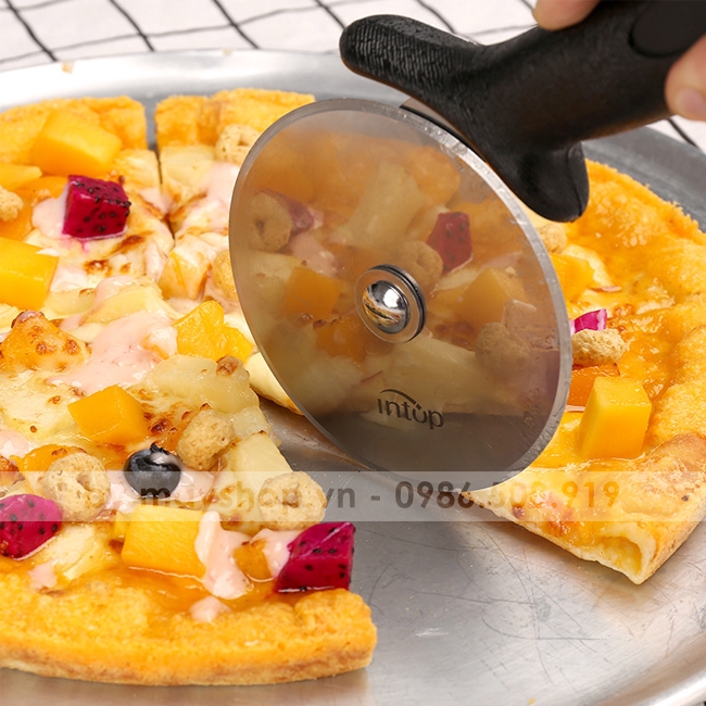 Dụng cụ cắt Pizza cán nhựa