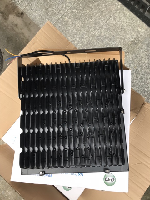Đèn pha led  200W chuyên công trình ngoài trời, sân thể thao sân vận động, vỏ nhôm đúc dày tản nhiệt tốt chống nước IP66